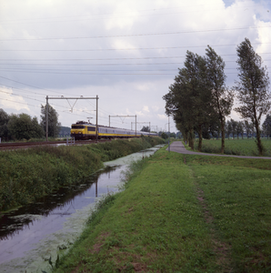 852435 Gezicht op de Oud Wulfseweg tussen Utrecht en Houten, met een intercity op de spoorlijn Utrecht-'s-Hertogenbosch.